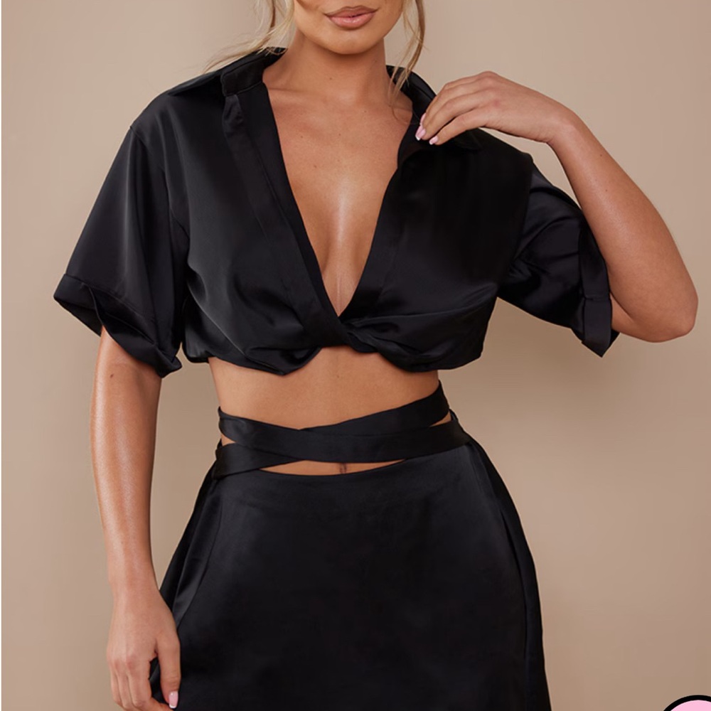PrettyLittleThing BLACK HEAVY SATIN TWIST FRONT SHIRT